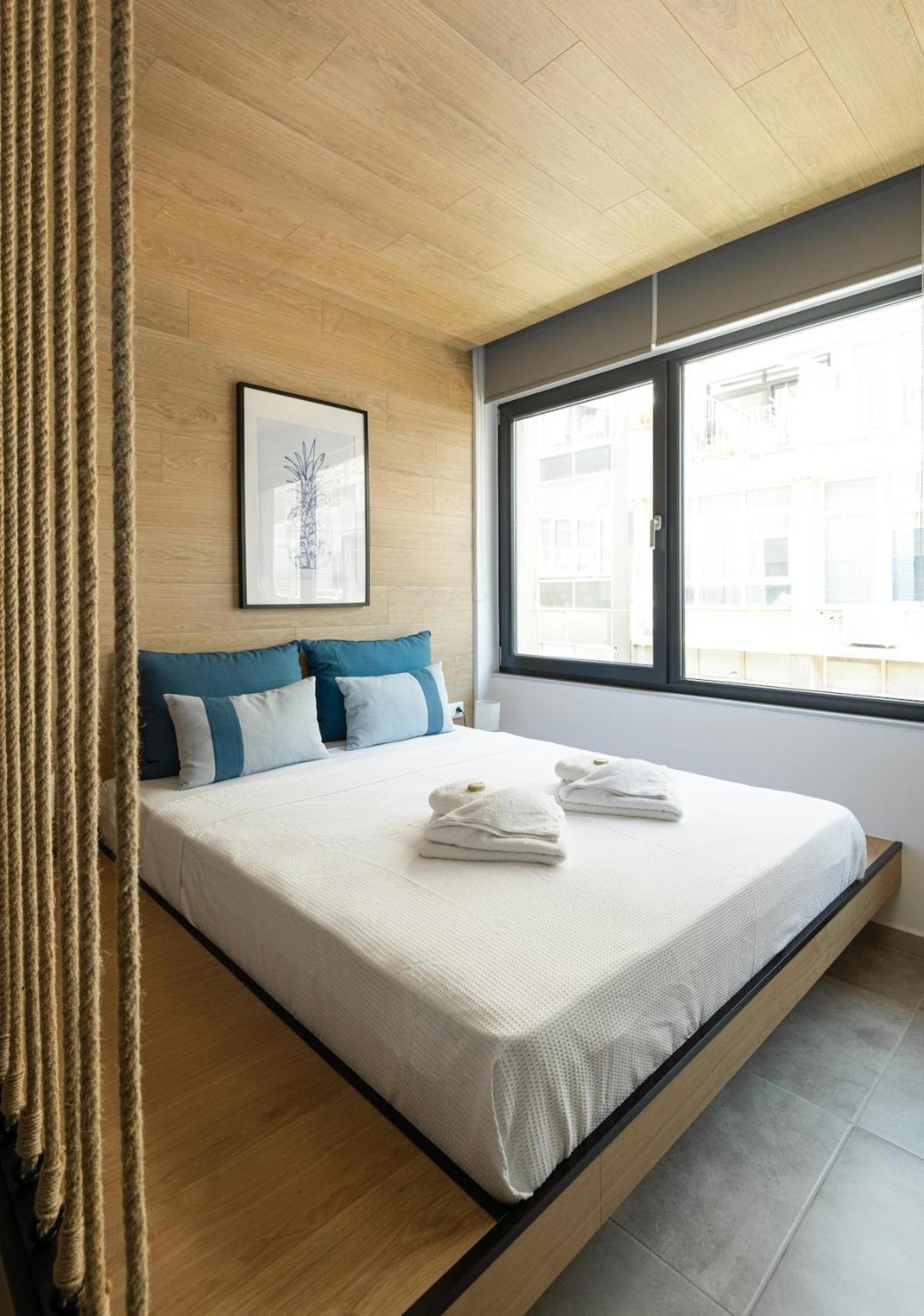 Innovative Urban Boho In Ladadika Apartment